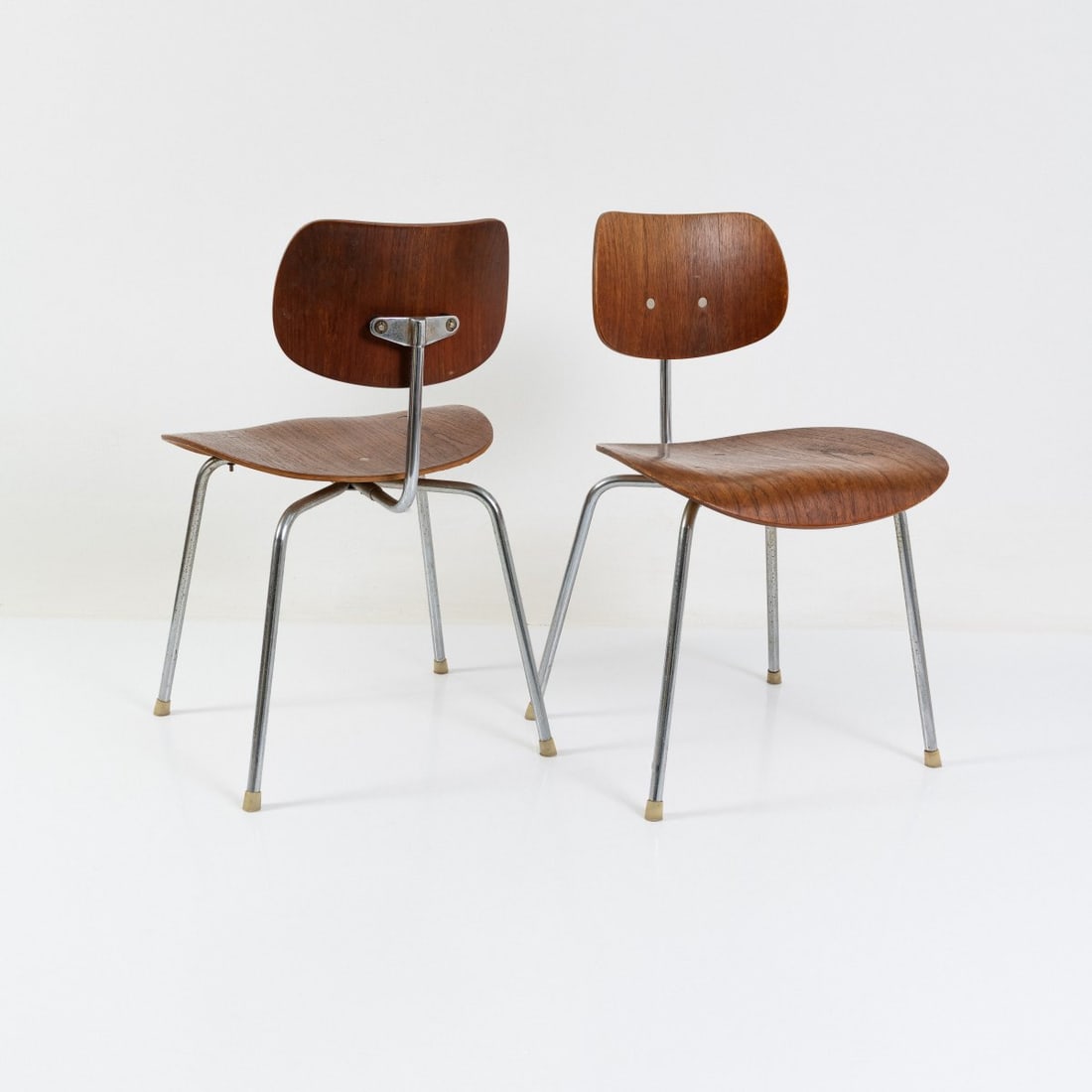 Egon Eiermann, Two chairs 'SE 68', 1951 (design): <p>H. 77 x 47 x 48 cm. <br />Wilde &amp; Spieth, Esslingen. <br />Chrome-plated metal tubing, plywood, teak