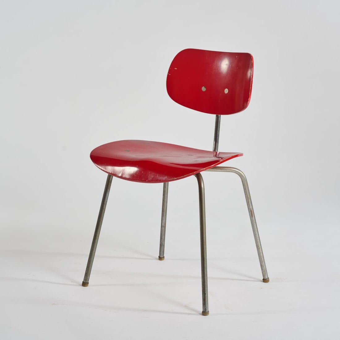 Egon Eiermann , Chair 'SE 68', 1951 (design): <p>H. 77.5 x 46.5 x 50 cm. <br />Wilde &amp; Spieth, Esslingen. <br />Chrome-plated metal tube, plywood, red lacquer.