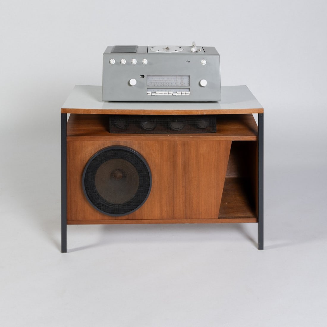 Hans Gugelot , Compact unit 'studio 1' and loudspeaker 'L3', 1957 (design): <p>Studio: H. 23 x 61 x 28 cm; Loudspeaker: H. 71.5 x 100.5 x 48.5 cm. <br />Braun AG, Frankfurt / Main. <br />Sheet metal, gray lacquer, aluminum, plastic, white and black, acrylic