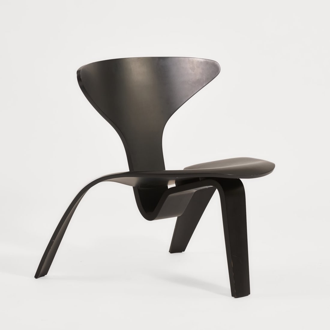 Poul Kjaerholm, Armchair 'PK0 A', 1952 (design): <p>H. 68 x 67 x 57.5 cm. <br />Fritz Hansen, Aller&oslash;d, 1997. <br />Plywood, bent, black lacquer. <br />Marked: Plaque with manufacturer and designer's