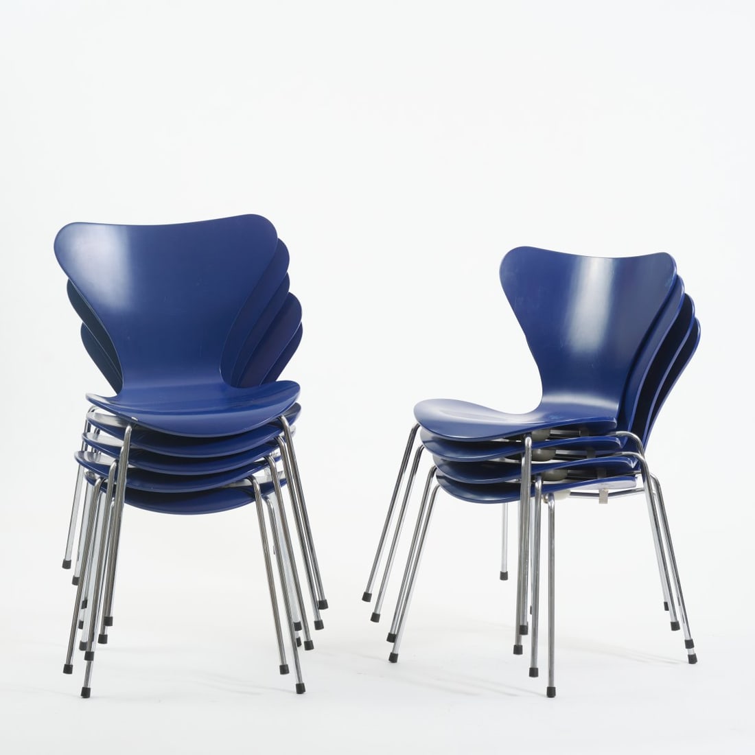 Arne Jacobsen , Nine chairs '3107', 1955 (design): <p>H. 77 x 50 x 48 cm. <br />Fritz Hansen, Aller&oslash;d, 1999. <br />Chrome-plated tubular steel, plywood, lacquered blue. <br />Marked: Manufacturer's label and