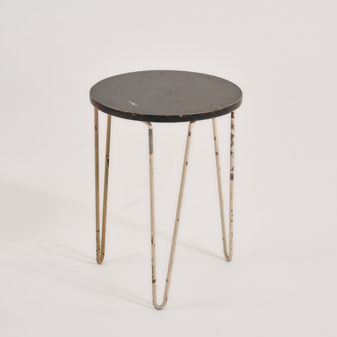 Florence Knoll, Stool, c. 1950 (design): <p>H. 46 cm, &Oslash; 34 cm. <br />Made by Knoll International, New York. <br />Metal rods, painted white, beech wood, painted black.