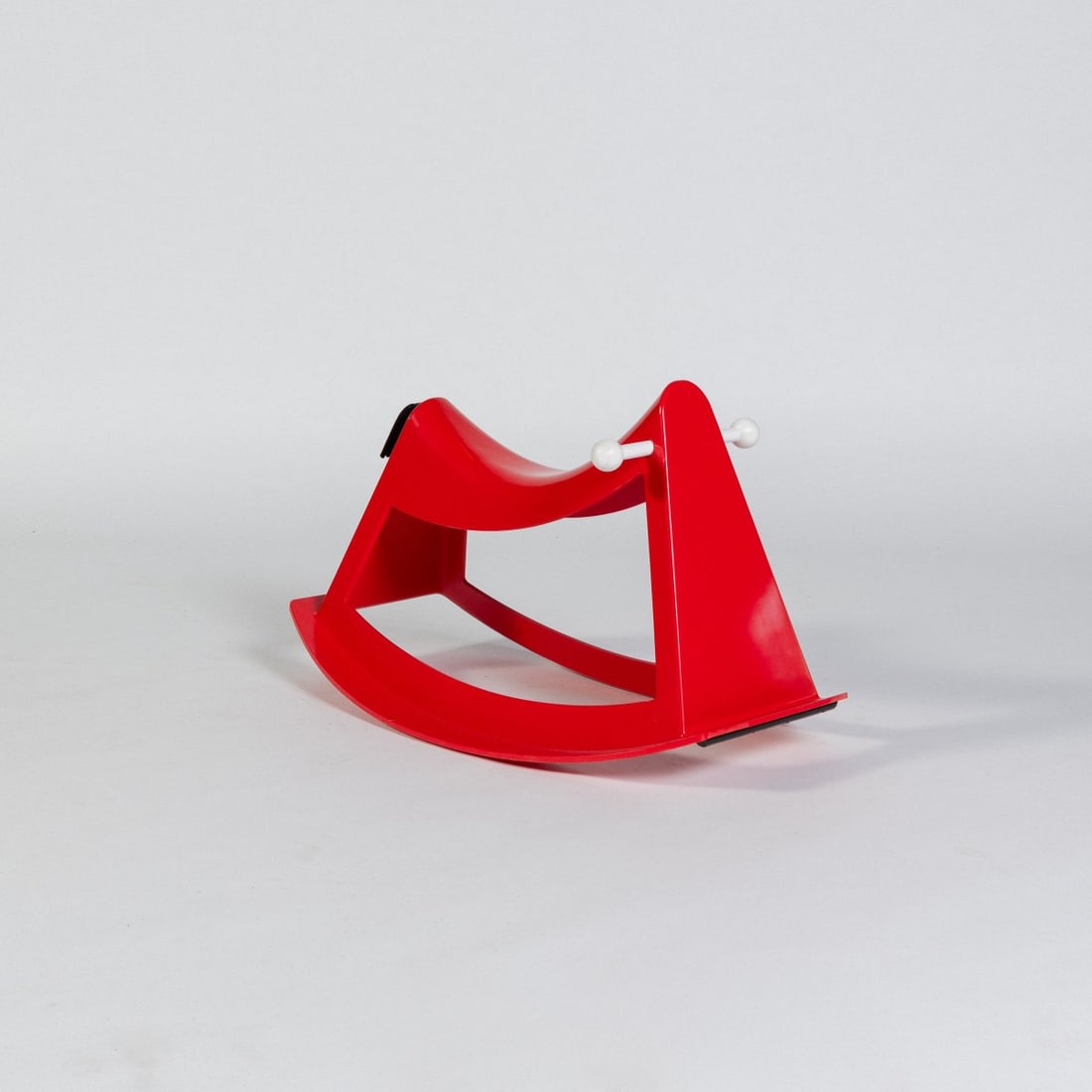 Walter Papst, Rocking horse 'rocking sculpture', 1958 (design): <p>H. 54 x 89.5 x 48.5 cm. <br />Wilkhahn, Eimbeckhausen, 2007. <br />Red, white and black polyethylene, black felt. <br />Marked: Manufacturer's plate.