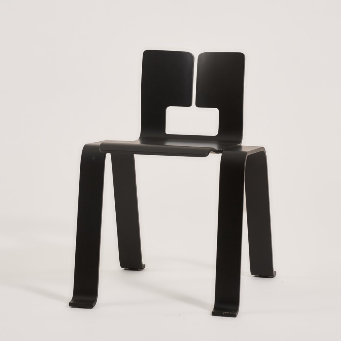 Charlotte Perriand , Stackable chair 'Ombra Tokyo', 1954 (design): <p>H. 63.5 x 44.5 x 52 cm. <br />Tendo Ply, Japan (attributed). <br />Plywood, lacquered black. </p><hr><p>Literature:</p><p>Barsac, Charlotte