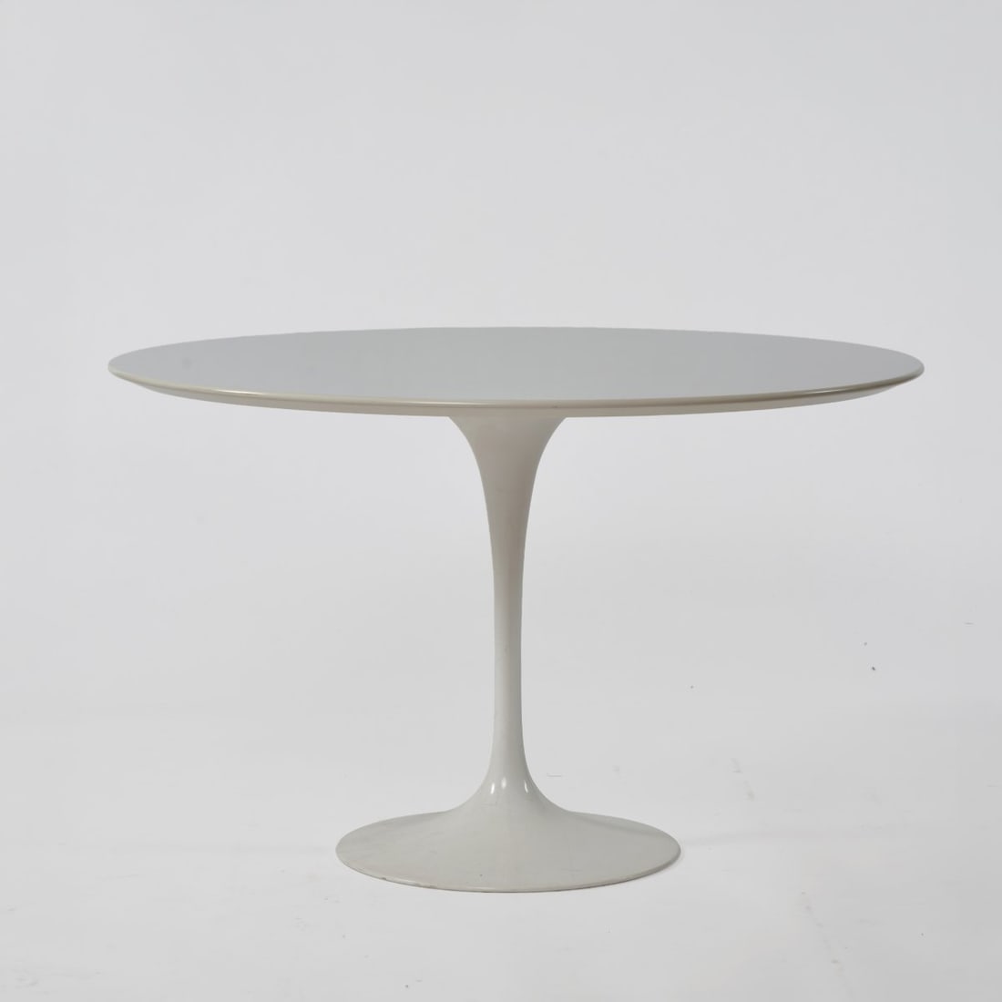 Eero Saarinen, Table 'Tulip' - '172', 1956 (design): <p>H. 74 cm, &Oslash; 120 cm. <br />Knoll International, New York. <br />Die-cast aluminum, white lacquer; plywood, lacquered white. <br />Marked: Manufacturer's stamp.<