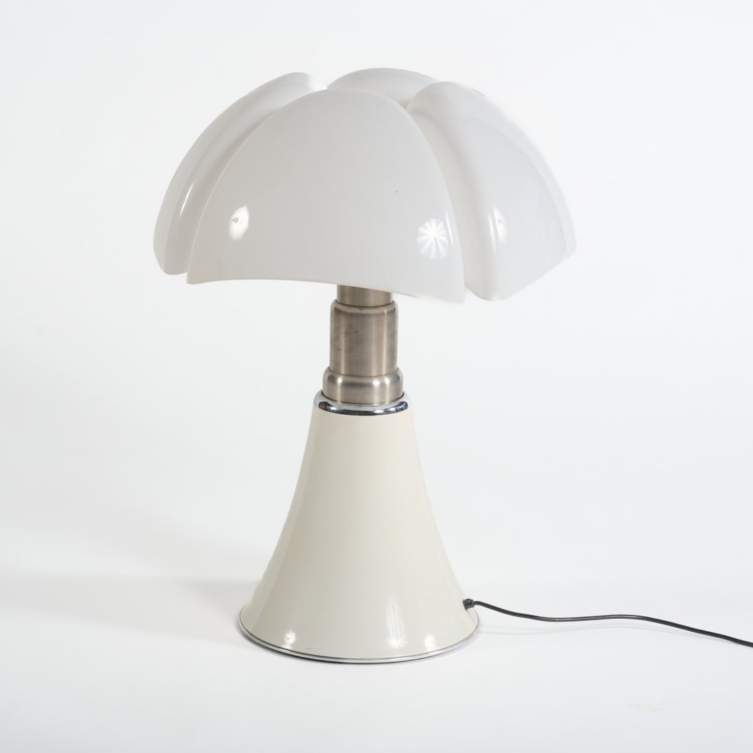 Gae Aulenti, Table light 'Pipistrello', 1966 (design) (1 of 6)
