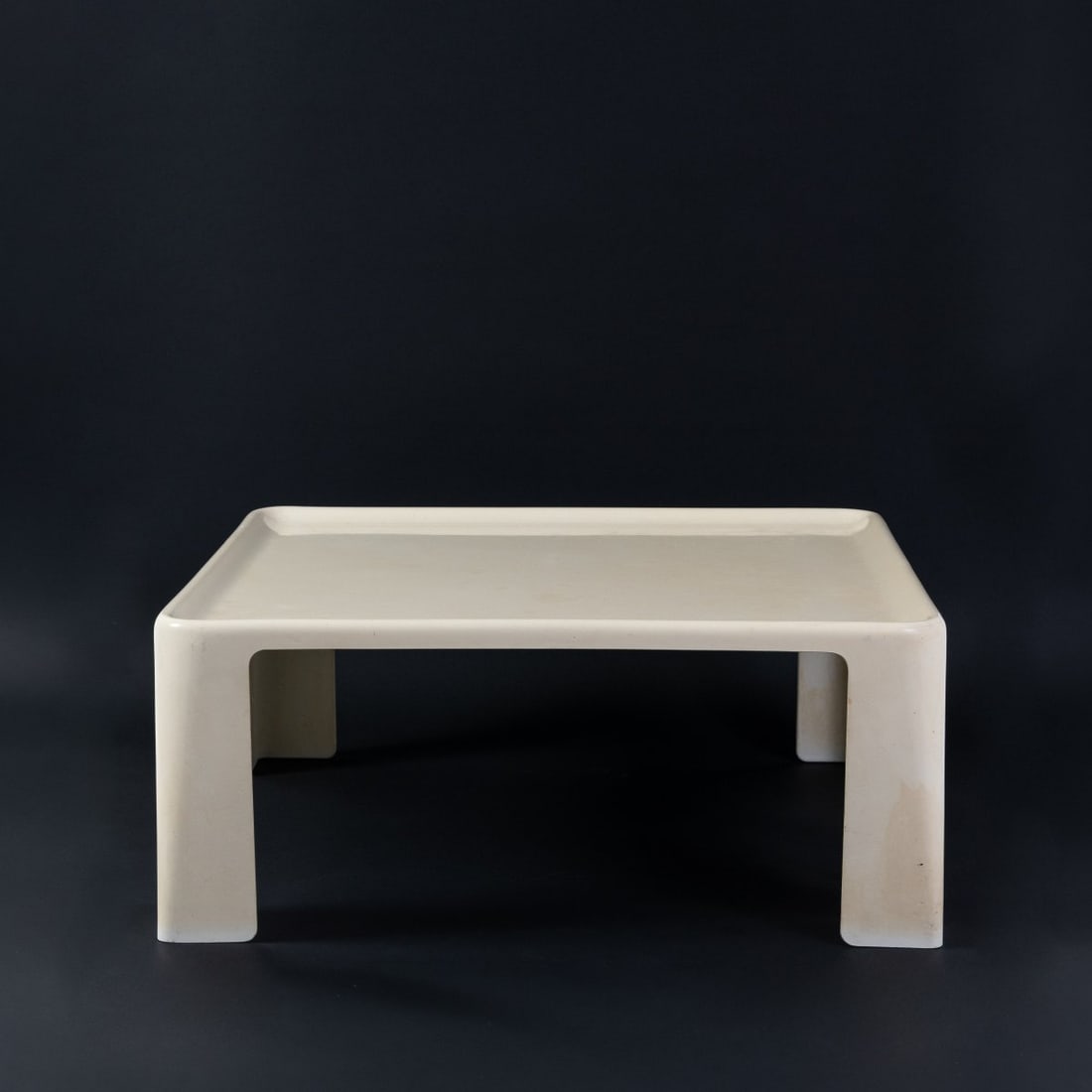 Mario Bellini, Side table 'Amanta', 1960s (design): <p>H. 35 x 84 x 84 cm.<br />C&amp;B italia, Novedrate. <br />Plastic, white. <br />Marked: Manufacturer and designer's information (embossed).</p><hr><p>L