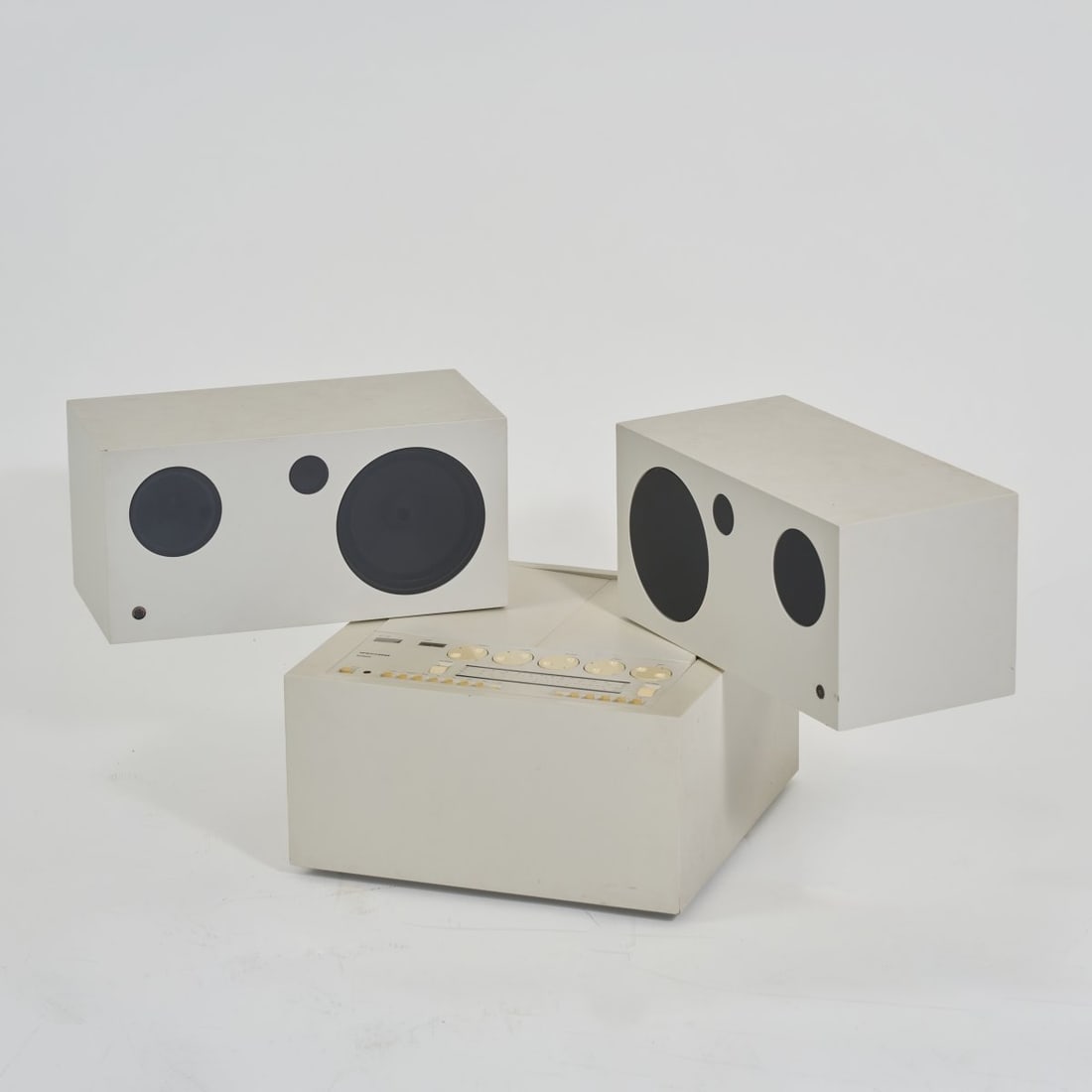 Mario Bellini, Stereo system with record player 'RR 130 Fo/St - Totem', 1970 (design): <p>H. 53 x 51 x 52 cm. <br />Brionvega, Milan. <br />Wooden box construction, lacquered white, white plastic. <br />Marked: Manufacturer's mark.</p><hr><p>Lit