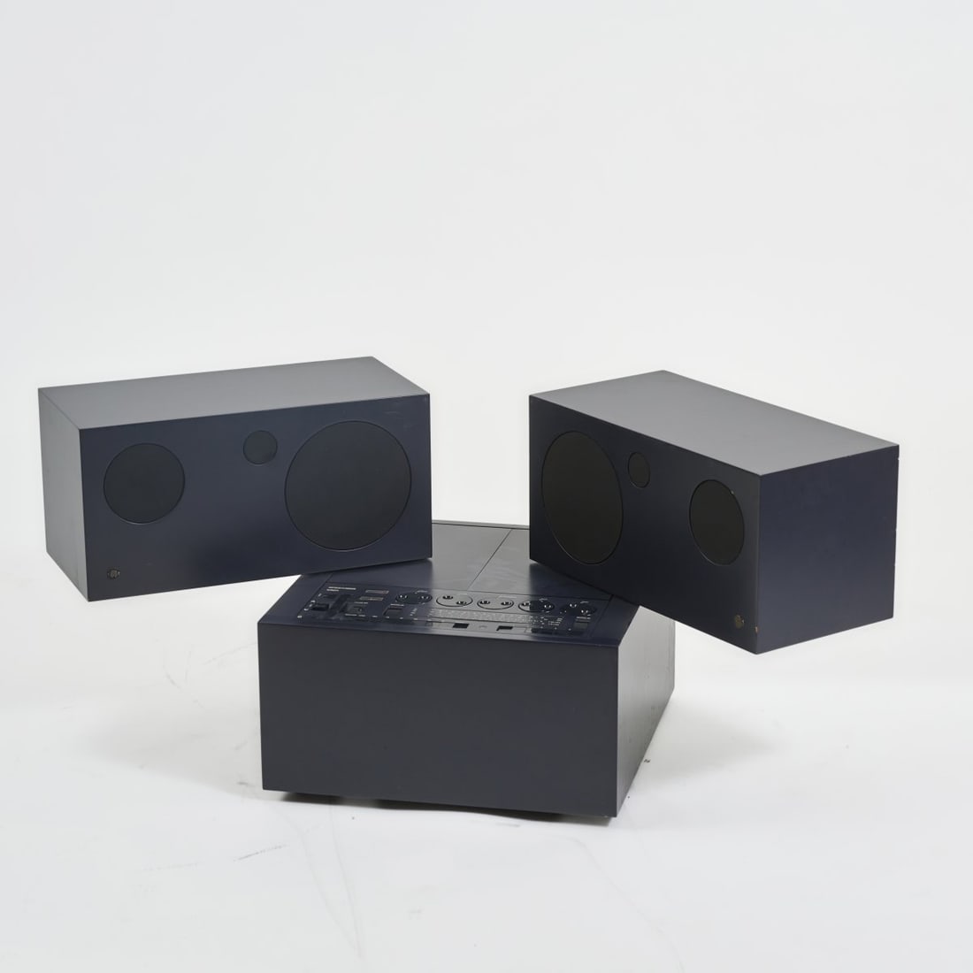 Mario Bellini, Stereo system with record player 'RR 130 fo/st 2 - Totem', 1970 (design): <p>H. 52 x 51 x 52 cm. <br />Brionvega, Milan. <br />Wooden box construction, dark blue, dark blue plastic. <br />Marked: manufacturer's mark.</p><hr><p>Liter