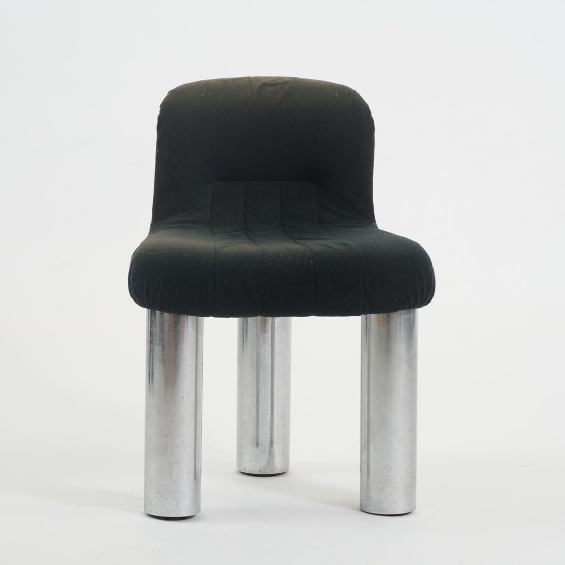 Cini Boeri, Chair 'Botolo', 1973 (design): <p>H. 72 x 53 x 55 cm. <br />Arflex, Milan. <br />Chrome-plated metal tube, black textile cover. <br />Marked: Manufacturer's label.</p><hr><p>Literature:<