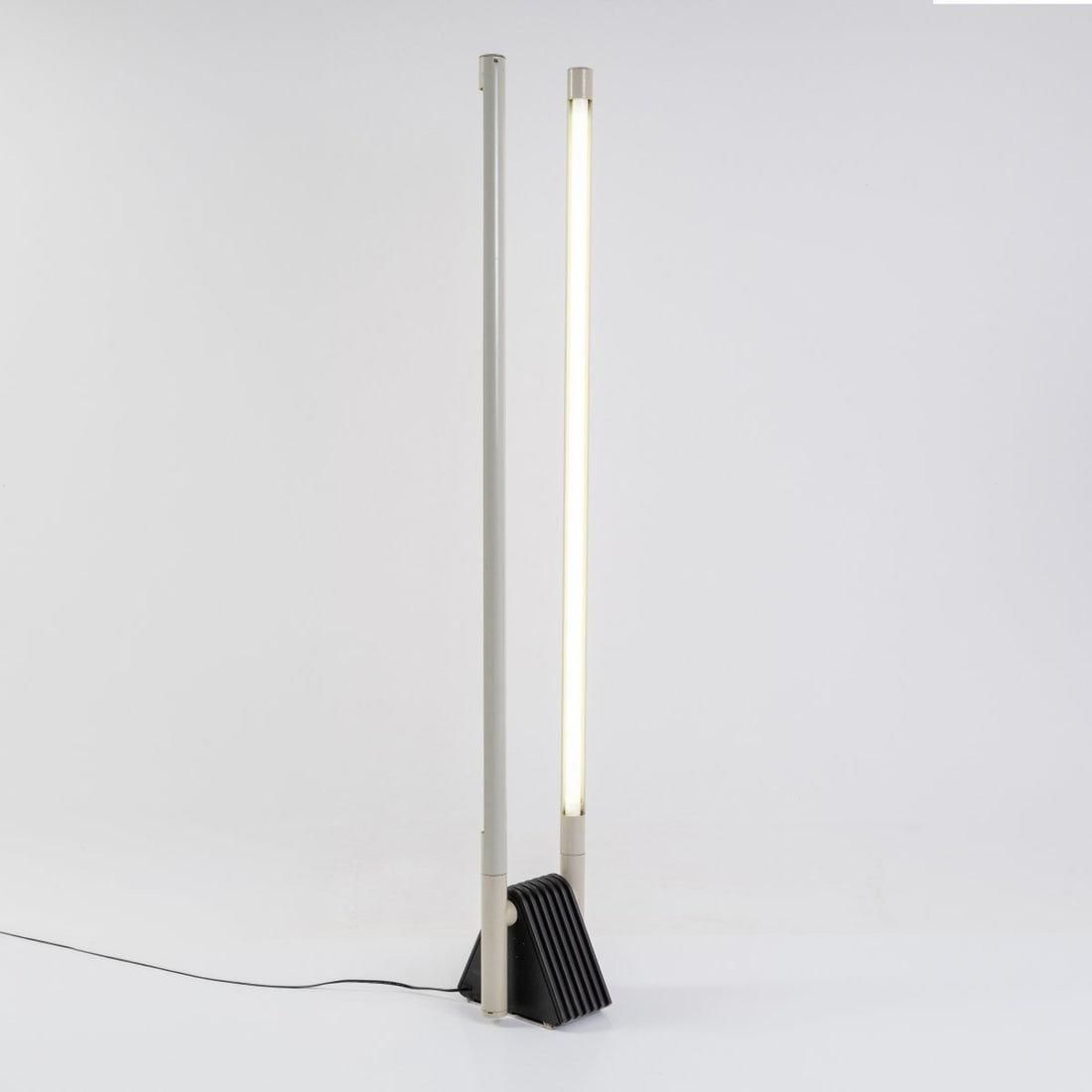 Rodolfo Bonetto, Floor lamp 'Flu', 1980 (design): <p>H. 15.5 x 23.5 x 22.5 cm. <br />Luci Illuminazione, Cinisello. <br />Metal tube, plastic, white lacquer and dark gray, fluorescent tubes. <br />Marked: manufacturer and desi