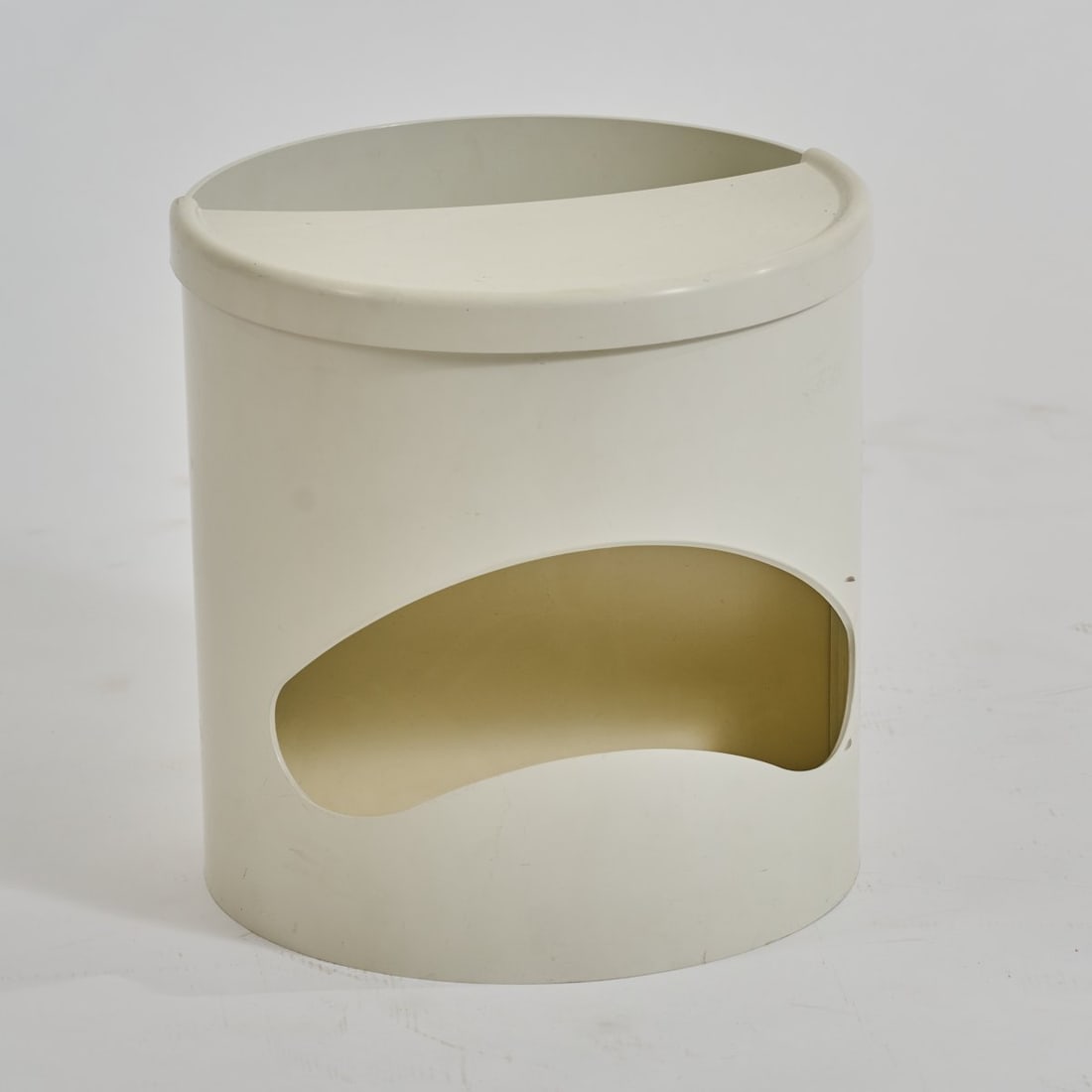 Joe Colombo, Side table 'Robot', 1969 (design): <p>H. 40 cm, &Oslash; 38 cm. <br />Elco, Bellato. <br />Plastic, white. <br />Marked: Manufacturer and designer's information