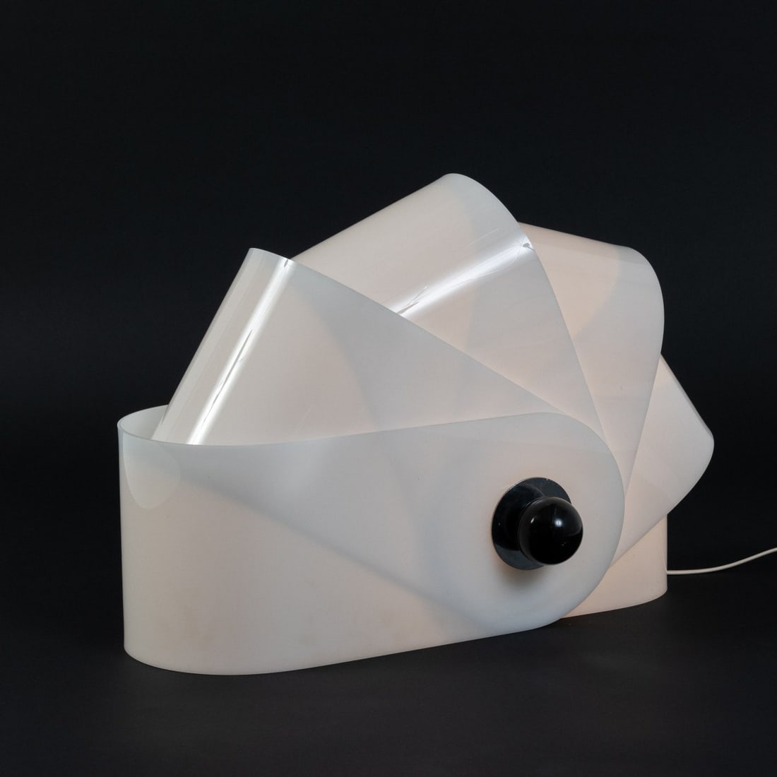 Superstudio, Floor lamp 'Gherpe', 1967 (design): <p>H. 39.5 cm (max.) x 33 x 51 (max.). <br />Francesconi for Poltronova, Pistoia. <br />Plastic lamellae, white, black plastic, sheet metal, chrome-plated. </p><hr><p&