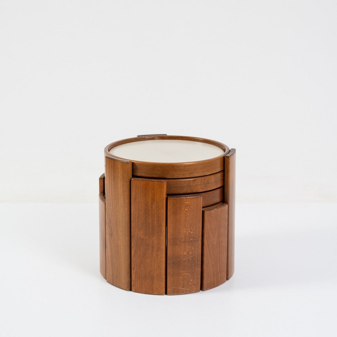 Gianfranco Frattini, Four nesting tables '780', 1960 (design): <p>H. 24.5&ndash;38.5 cm, &Oslash; 41.5 cm. <br />Cassina, Milan. <br />Lacquered wood; tabletops in white and black plastic. <br />Marked: Manufacturer's