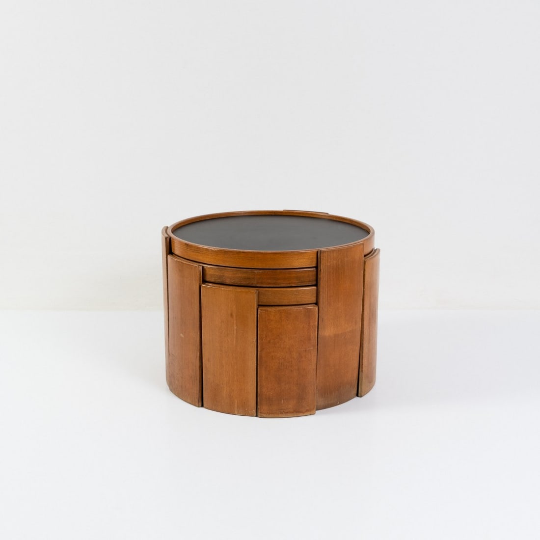 Gianfranco Frattini, Four nesting tables '780', 1960 (design): <p>H. 29-43.5 cm, &Oslash; 60.5 cm. <br />Cassina, Milan. <br />Plywood, stained dark, white and black plastic. <br />Marked: Manufacturer's label.</p><hr><p