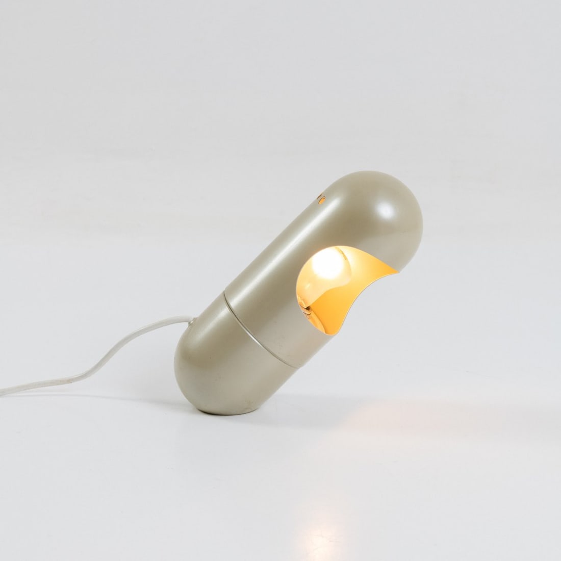 Vittorio Gregotti; Lodovico Meneghetti; Giotto Stoppino, Table light '537', 1967 (design): <p>H. 20 cm, &Oslash; 9.5 cm. <br />Arteluce, Milan. <br />Sheet aluminum, white lacquer. </p>