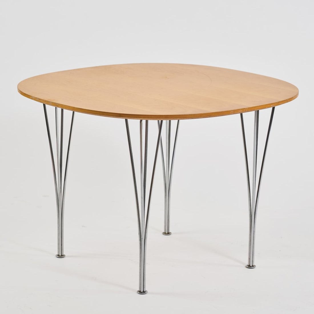 Piet Hein; Bruno Mathsson, Table 'Supercircular', 1963 (design): <p>H. 71 x 100 x 100 cm. <br />Fritz Hansen, Aller&oslash;d, 1994. <br />Chipboard, ash veneer. <br />Marked: Manufacturer's sticker.</p>