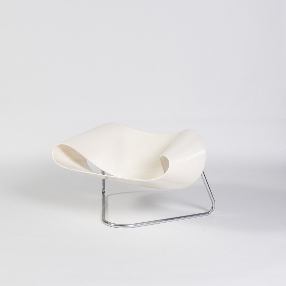 Franca Stagi; Cesare Leonardi, 'Ribbon chair', 1961 (design): <p>H. 57 x 100 x 71 cm. <br />Bernini, Carate Brianza. <br />Chrome-plated metal tube, fiberglass-reinforced polyester shell, white,
