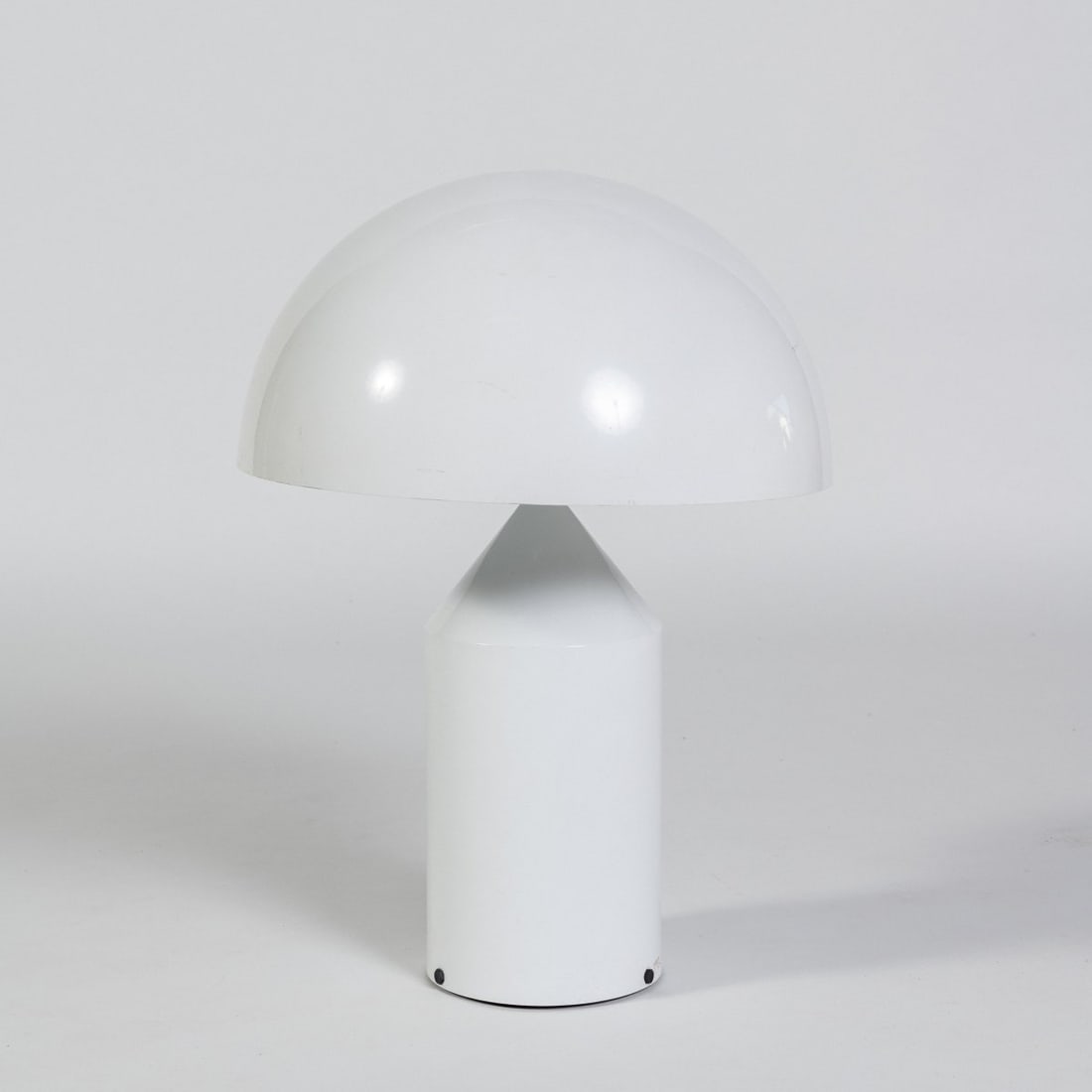 Vico Magistretti, Table light 'Atollo', 1977 (design): <p>H. 70 cm, &Oslash; 50 cm. <br />Oluce, Milan. <br />Sheet metal, white lacquer. <br />Marked: Manufacturer's label. </p><hr><p>Literature:</p><