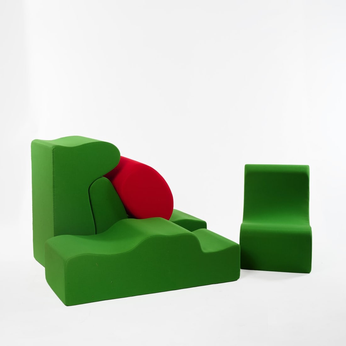 Roberto Sebastián Matta, Living area/seating object 'Malitte', 1965 (design): <p>Five-piece seating arrangement. H. 160 x 160 x 65 cm. <br />Gavina, Milan, 1960s/70s.<br />Polyurethane foam, green and red textile