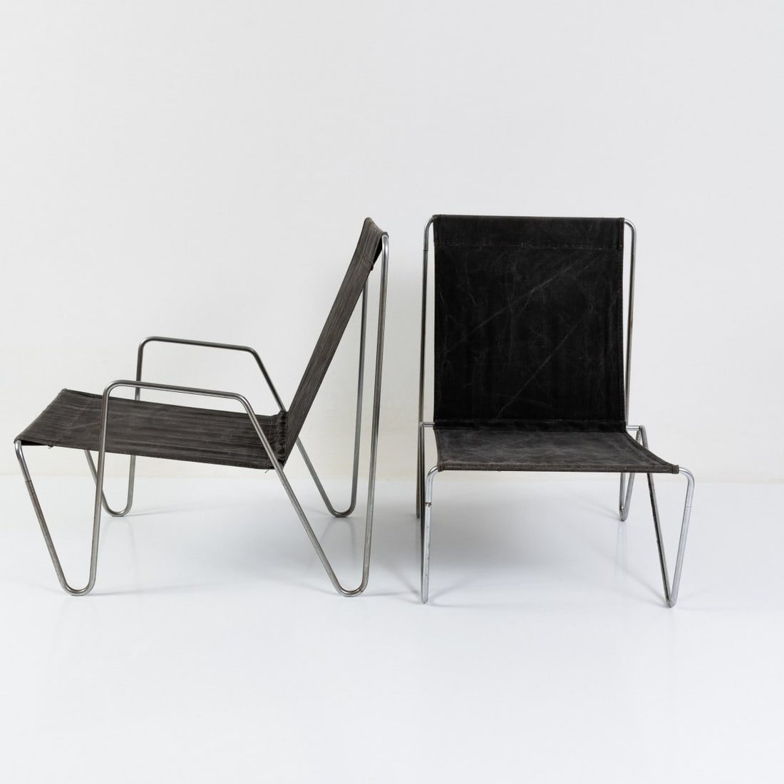 Verner Panton, Two armchairs 'Bachelor Chair', 1953 (design): <p>H. 75 x 52.5 x 72.5 cm. <br />Fritz Hansen, Aller&oslash;d. <br />Chrome-plated metal tube, black textile fabric.</p>