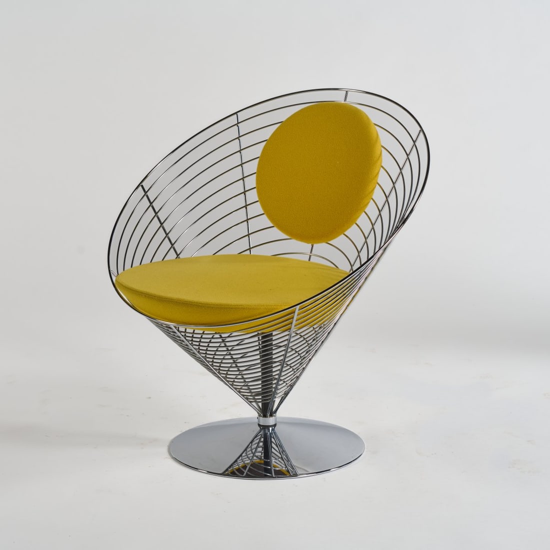 Verner Panton, Chair 'Wire Cone', 1958 (design): <p>H. 76 x 73 x 62.5 cm. <br />Fritz Hansen, Aller&oslash;d, c. 1989. <br />Metal rods, sheet metal, chrome-plated, yellow textile cover. </p>