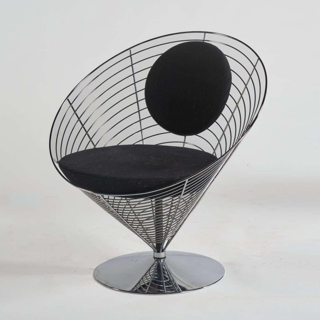 Verner Panton, Chair 'Wire Cone', 1958 (design): <p>H. 76 x 73 x 62 cm. <br />Fritz Hansen, Aller&oslash;d, 1989. <br />Metal rods, sheet metal, chrome-plated, black textile cover. <br />Marked: Manufacturer's