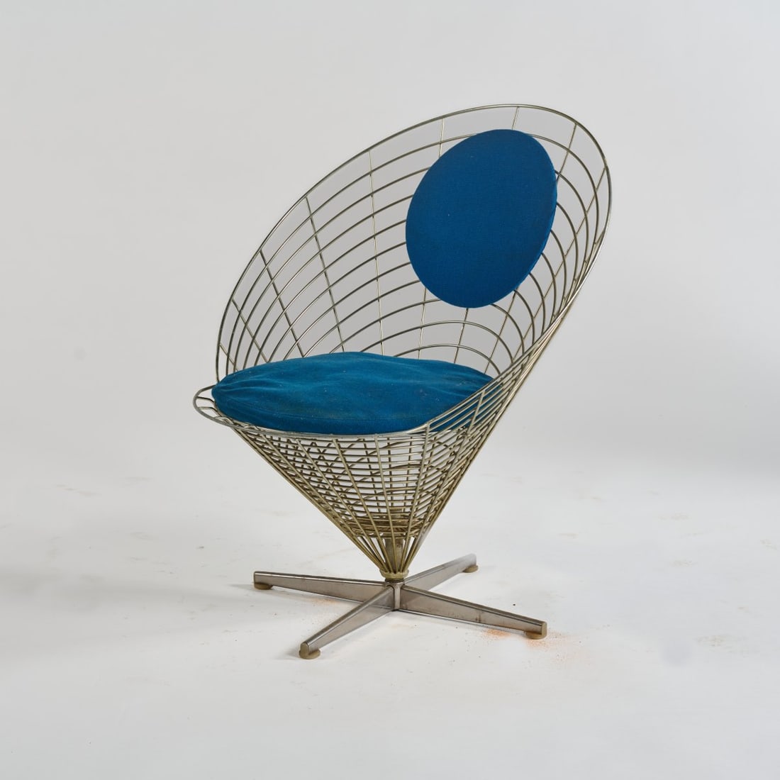 Verner Panton, Chair 'Wire Cone', 1958 (design): <p>H. 76.5 x 64 x 64.5 cm. <br />Plus-Linje, Copenhagen. <br />Metal rods, nickel-plated sheet metal, blue textile cover, white plastic glides. </p>