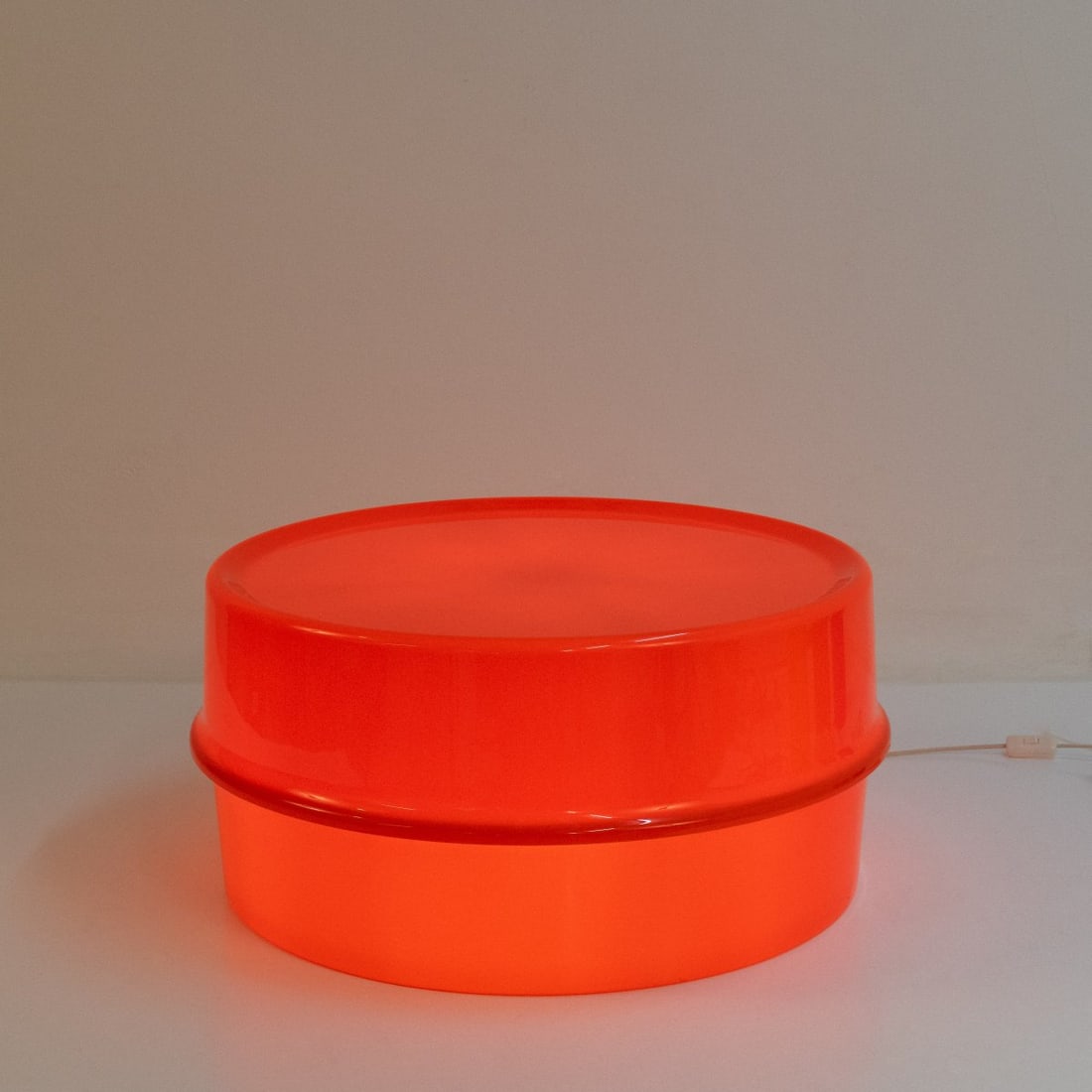 Verner Panton, Light table 'Ilumesa', 1968 (design): <p>H. 37 cm, &Oslash; 80 cm. <br />Louis Poulsen, Copenhagen, 2004. <br />Plastic, orange.<br />Marked: Manufacturer's label. </p><hr><p>Literature:</p