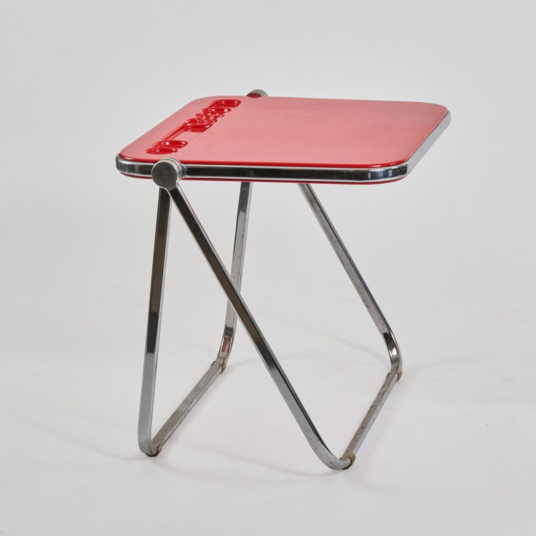 Giancarlo Piretti, Folding desk 'Platone', 1970 (design): <p>H. 70 x 82 x 65 cm. <br />Anonima Castelli, Bologna. <br />Chrome-plated aluminum tube, red rigid polyurethane foam.</p><hr><p>Literature:</p><p>Ilip