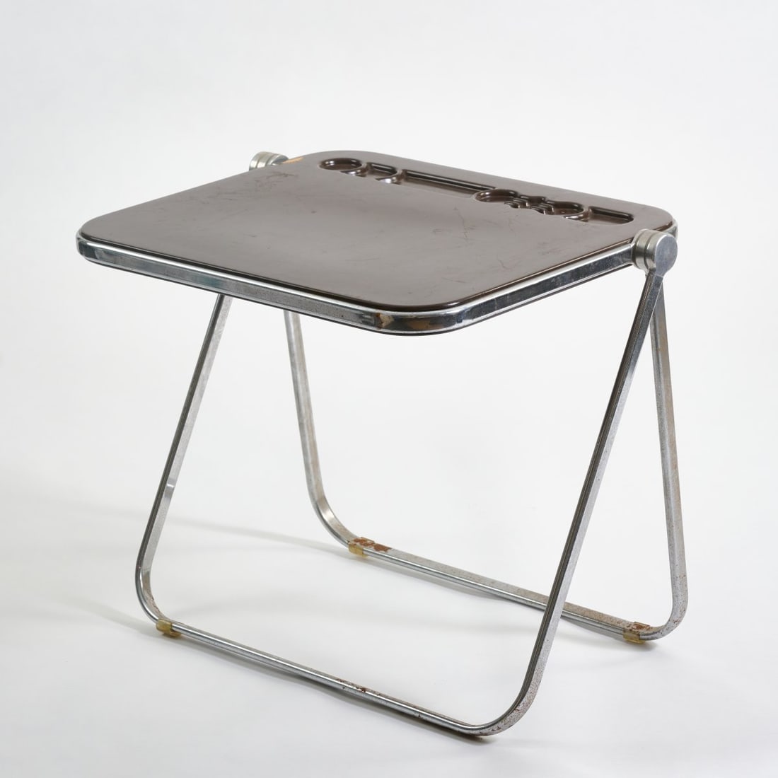 Giancarlo Piretti, Folding desk 'Platone', 1970 (design): <p>H. 70 x 82 x 65 cm. <br />Anonima Castelli, Bologna. Chrome-plated aluminum tube, brown rigid polyurethane foam. </p><hr><p>Literature:</p><p>Iliprandi/