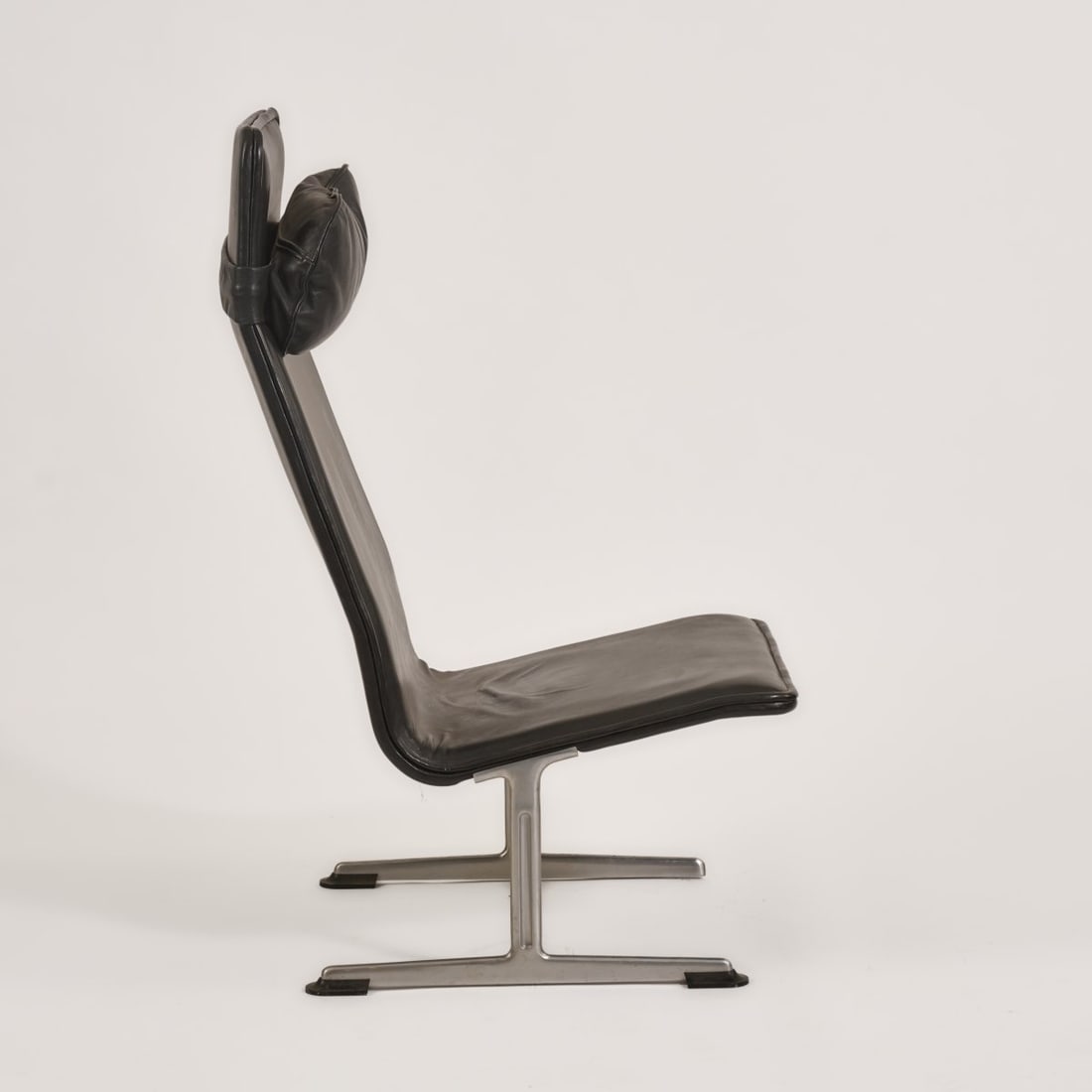 Dieter Rams, High-backed armchair '602', 1960 (design): <p>H. 105 x 60 x 70 cm. <br />Vistoe &amp; Zapf, Kronberg. <br />Cast aluminum, leather, black, rubber feet.</p><hr><p>Literature:</p><p>Klemp, Diet