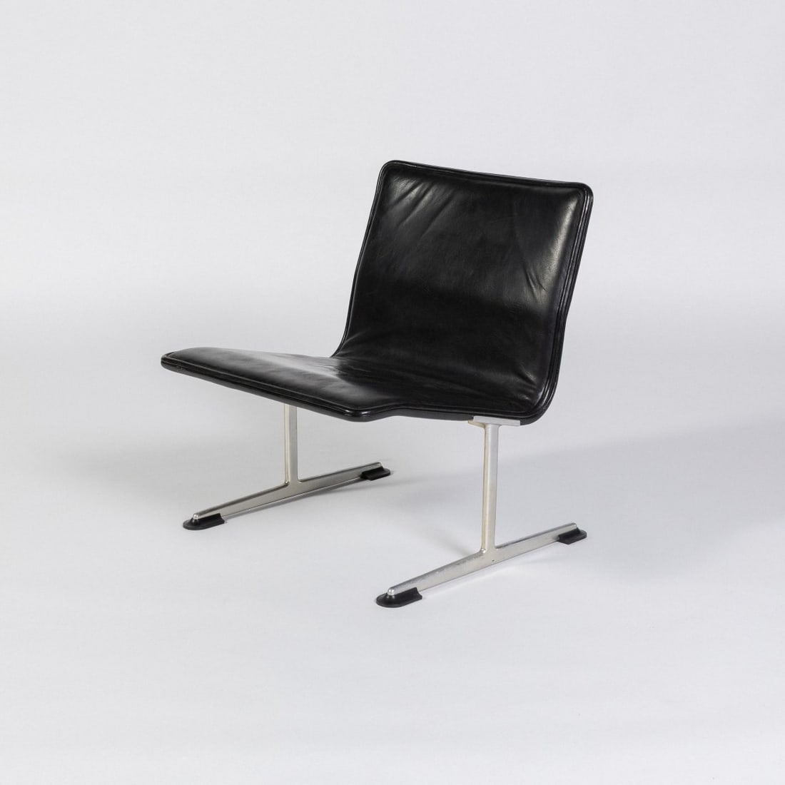 Dieter Rams, Armchair '602', 1960 (design): <p>H. 69.5 x 58.5 x 65.5 cm. <br />Vitsoe &amp; Zapf, Kronberg. <br />Cast aluminum, leather, black, rubber feet. </p><hr><p>Literature:</p><p>Klemp