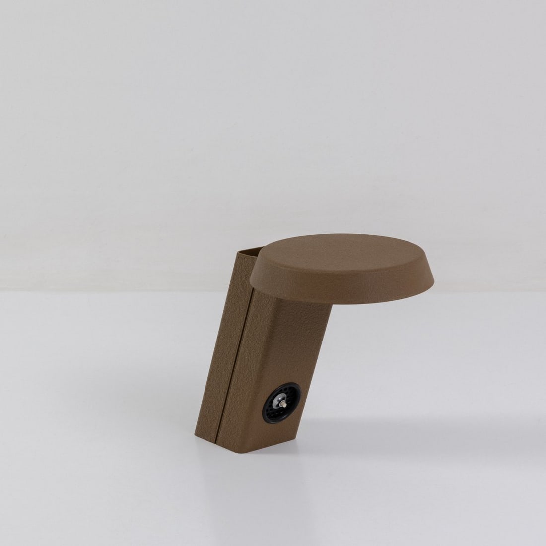 Gino Sarfatti, Table light '607', 1971 (design): <p>H. 31.5 cm, 39 x 24.5 cm. <br />Arteluce, Milan. <br />Aluminum, brown-gray lacquer, black plastic. <br />Marked: Manufacturer's