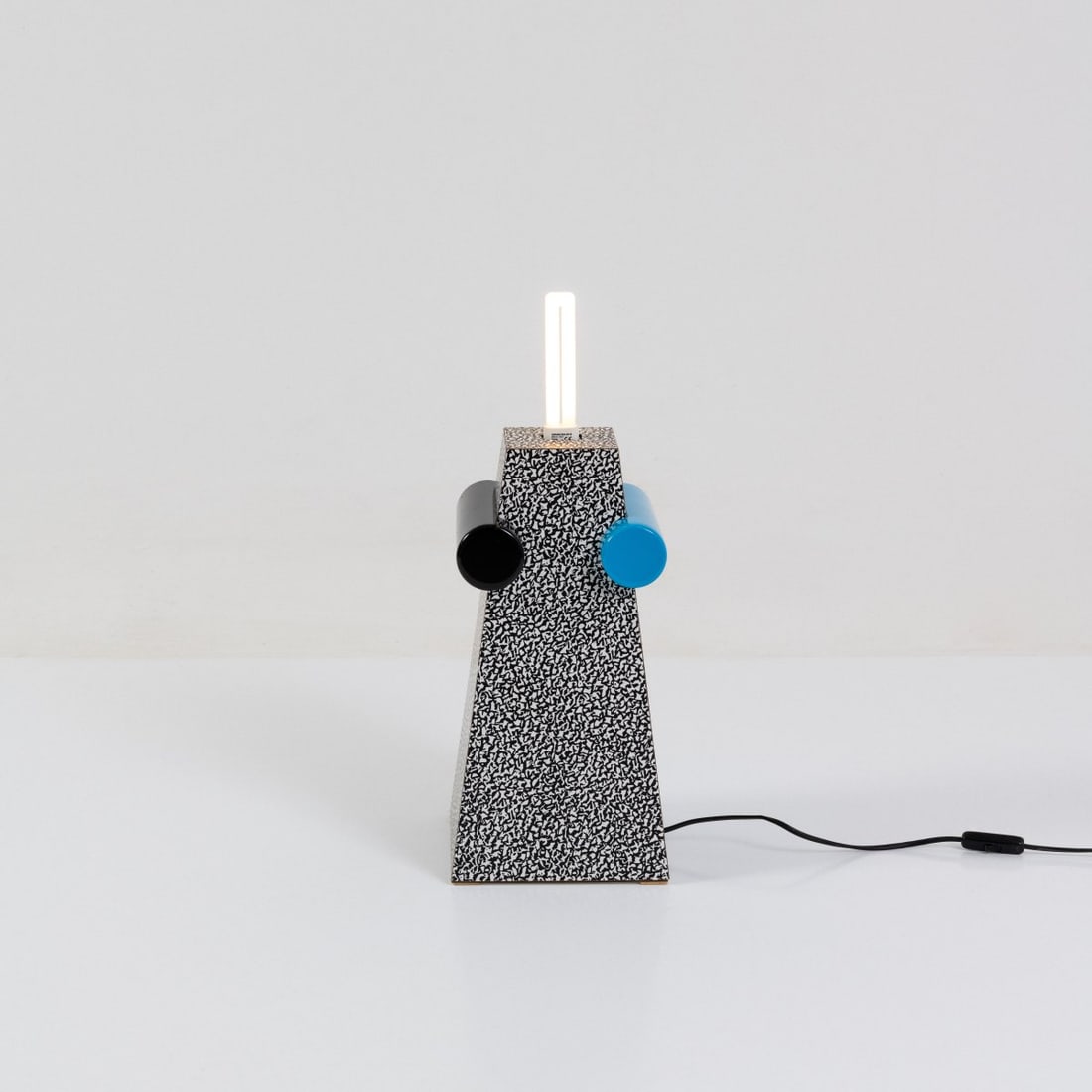 Thomas Bley, Table light 'Astor', 1982 (design): <p>H. 39.5 cm (without light source). <br />Memphis, Milan. <br />Chipboard with black and white laminate coating, wood, painted black and blue, fluorescent tube. <br />Marked: