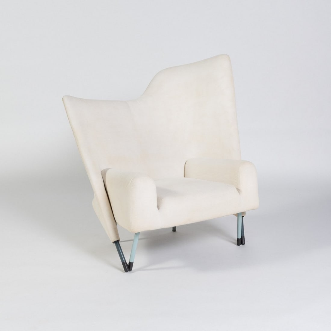 Paul Deganello, Armchair 'Torso', 1982 (design): <p>H. 116 x 109.5 x 89 cm. <br />Cassina, Milan. <br />Metal tube, light blue and dark gray lacquer, white textile cover, black plastic.</p><hr><p>Literature:</p