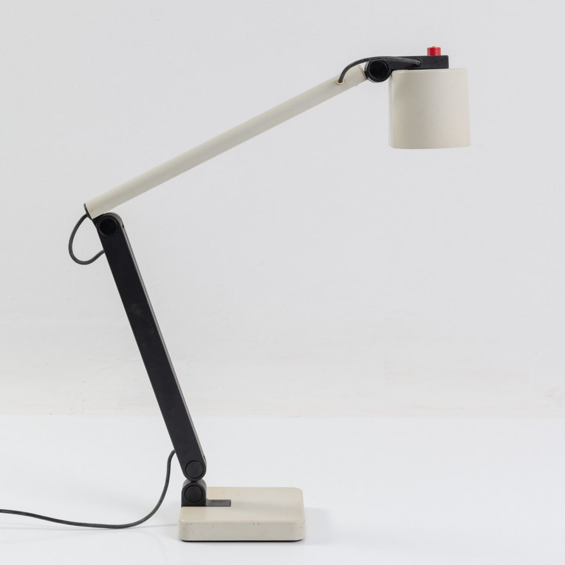 Ettore Sottsass, Table light, 1970s (design): <p>H. 55-110 x 20 cm. <br />Erco Lighting, L&uuml;denscheid. <br />Sheet metal, painted black and white, cr&egrave;me-white and red plastic. <br />Marked: Manufacturer'