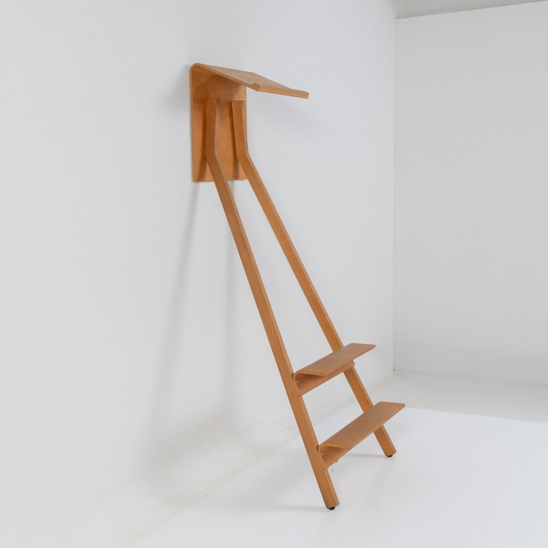 Konstantin Grcic, Library ladder 'Step', 1995 (design): <p>H. 145 x 51 x 63.5 cm. <br />Nils Holger Moormann, Aschau. <br />Beechwood, beech plywood, felt.</p>