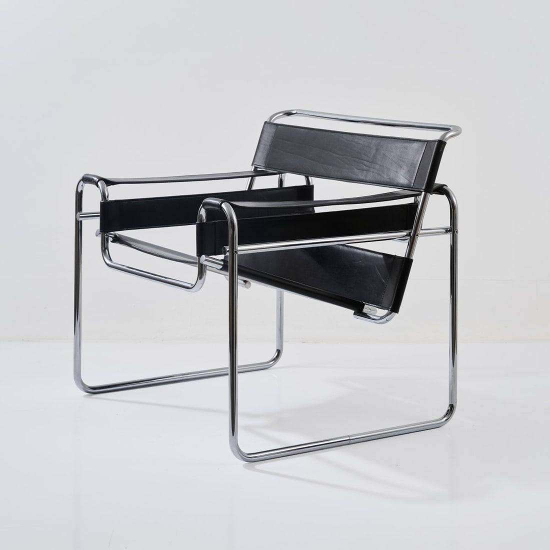 Marcel Breuer, Armchair 'B3 - Wassily', 1925 (design): <p>H. 74 x 77.5 x 65 cm. <br />Gavina, Milan (attributed). <br />Chrome-plated tubular steel, black leather.</p>