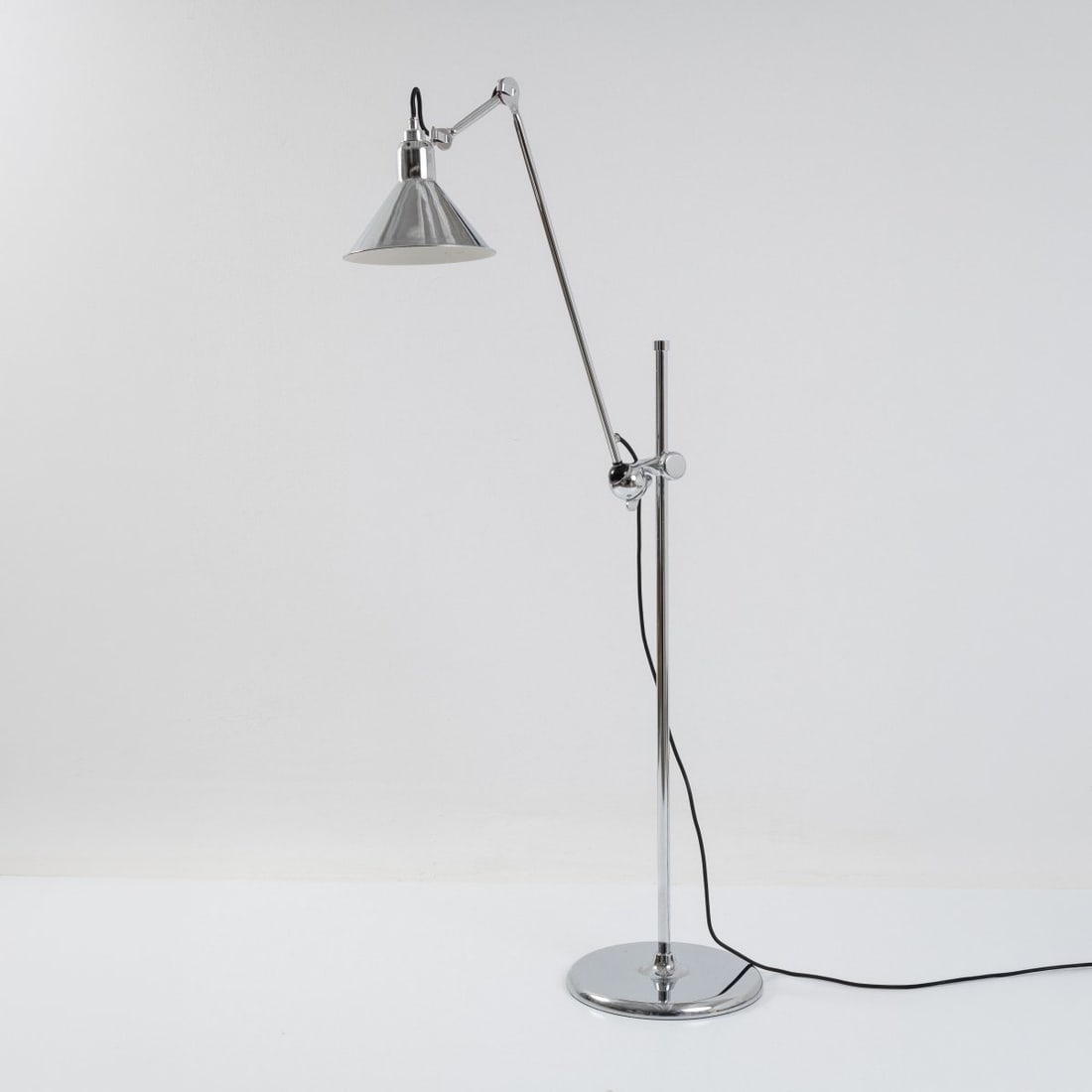 Atelier Gras, Task light, 1930s (design): <p>H. 104.5-195 cm, &Oslash; 21 cm. <br />Didier des Gachons &amp; Ravel, Paris, 1990s/2000s. <br />Metal tube, sheet metal, chrome-plated, cast metal. <br />Marked: