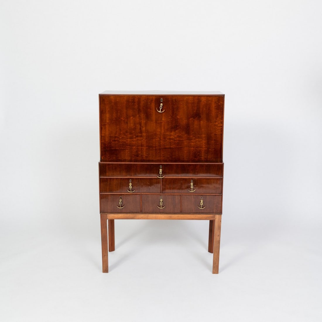 Josef Frank (in the style of), Secretary cabinet, 1930s (design): <p>H. 117.5 x 79 x 42.5 cm. <br />Austria / Sweden (attributed). <br />Wooden box construction, walnut wood, walnut veneer, horn, brass.</p>