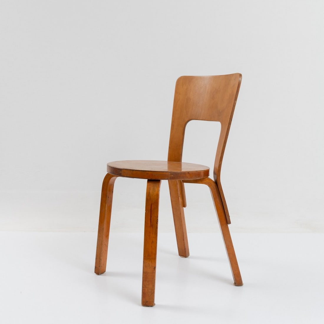 Alvar Aalto , Chair '66', 1935 (design): <p>H. 77 x 40 x 43.5 cm. <br />Artek, Helsinki. <br />Birch plywood.</p><hr><p>Literature:</p><p>Exh. cat. alvar aalto furniture, Museum of Finnish