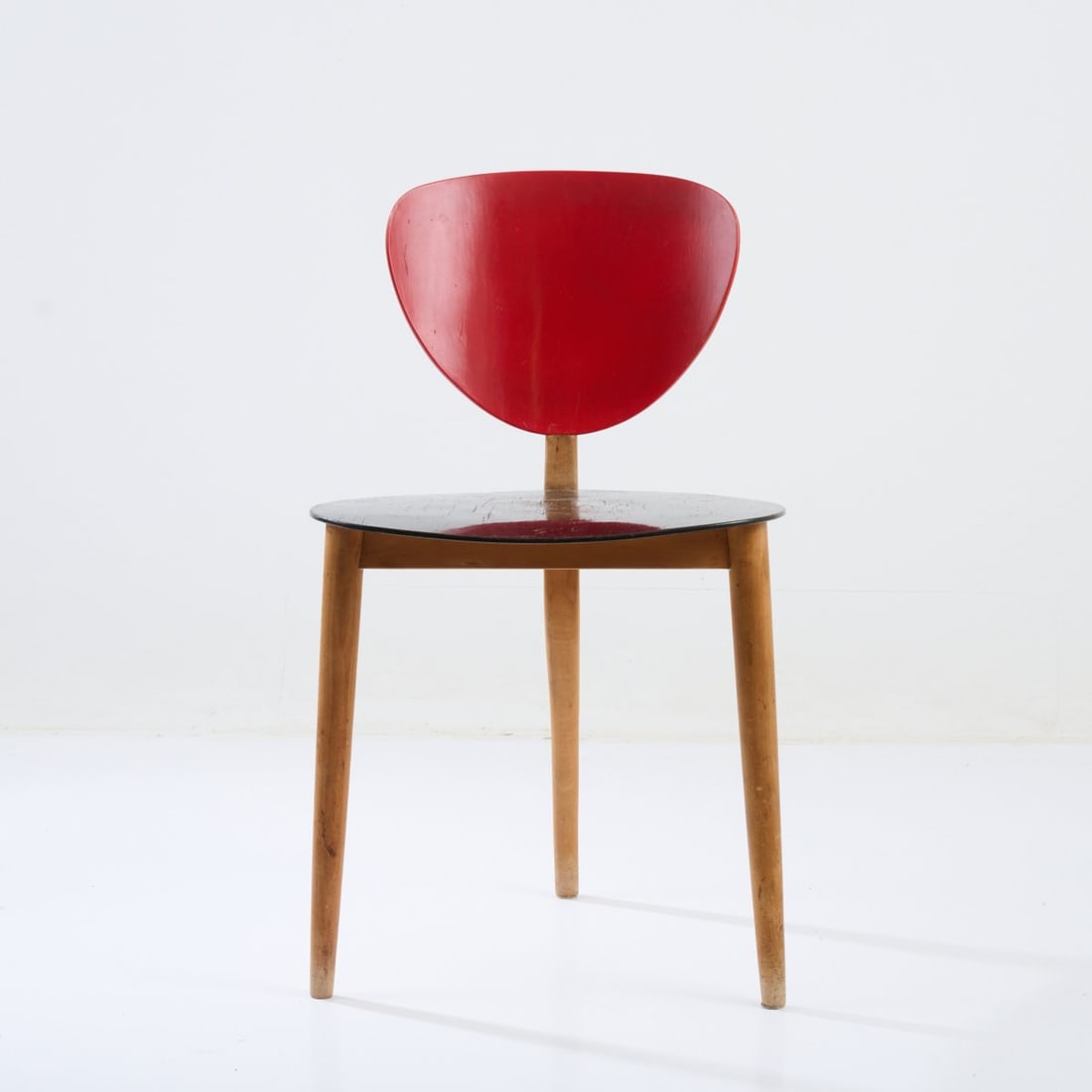 Max Bill, Three-legged chair, 1949: <p>H. 74.5 x 43.5 x 51.5 cm. <br />Horgen Glarus, Glarus. <br />Beechwood, beech plywood, partially painted red and black. </p><hr><p>Literature:</p><p>