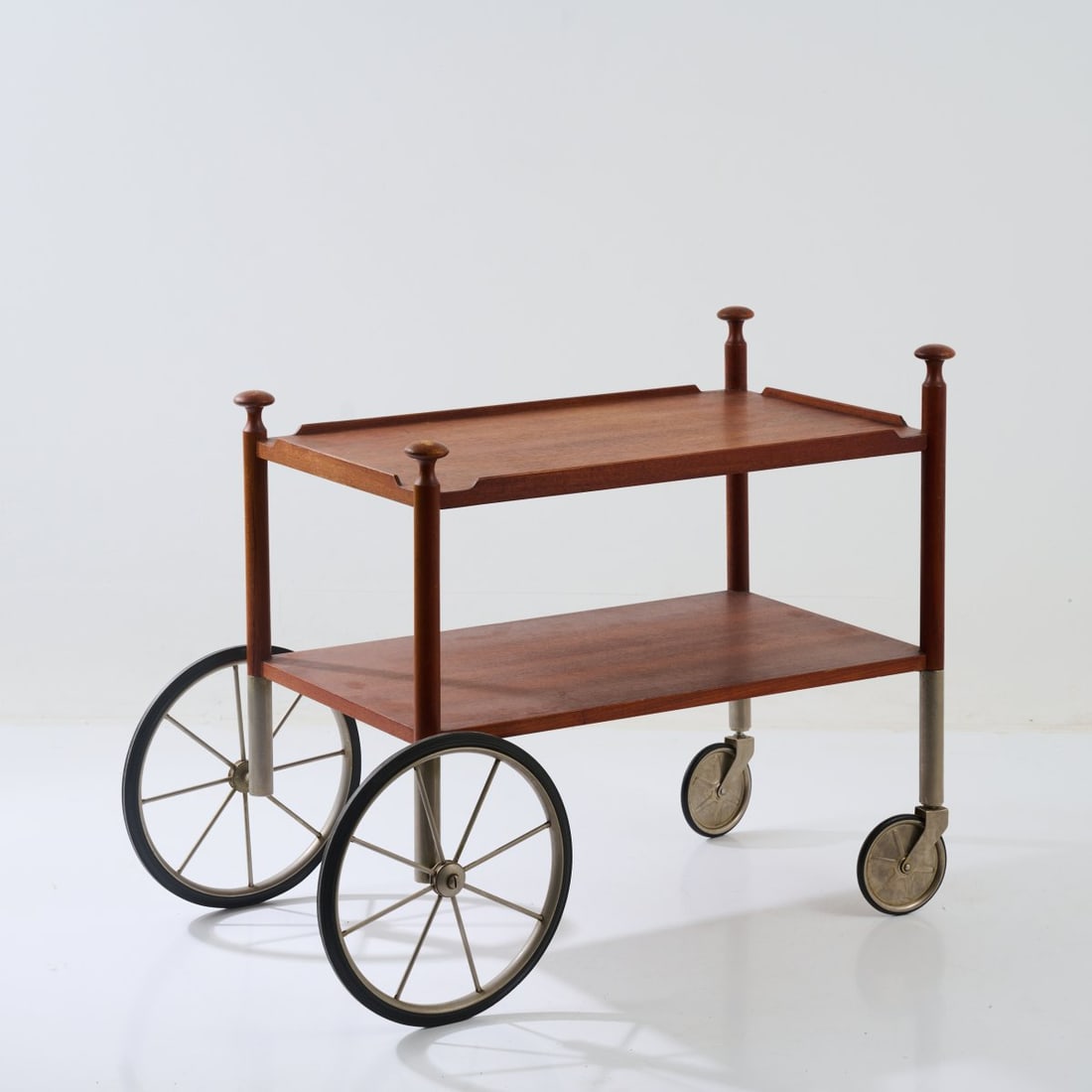 Walter Wirz, Serving trolley, 1960: <p>H. 69 x 50 x 90 cm. <br />Wilhelm Renz, B&ouml;blingen. <br />Teak, teak veneer, nickel-plated metal tube. <br />Marked: Manufacturer's sticker.</p>
