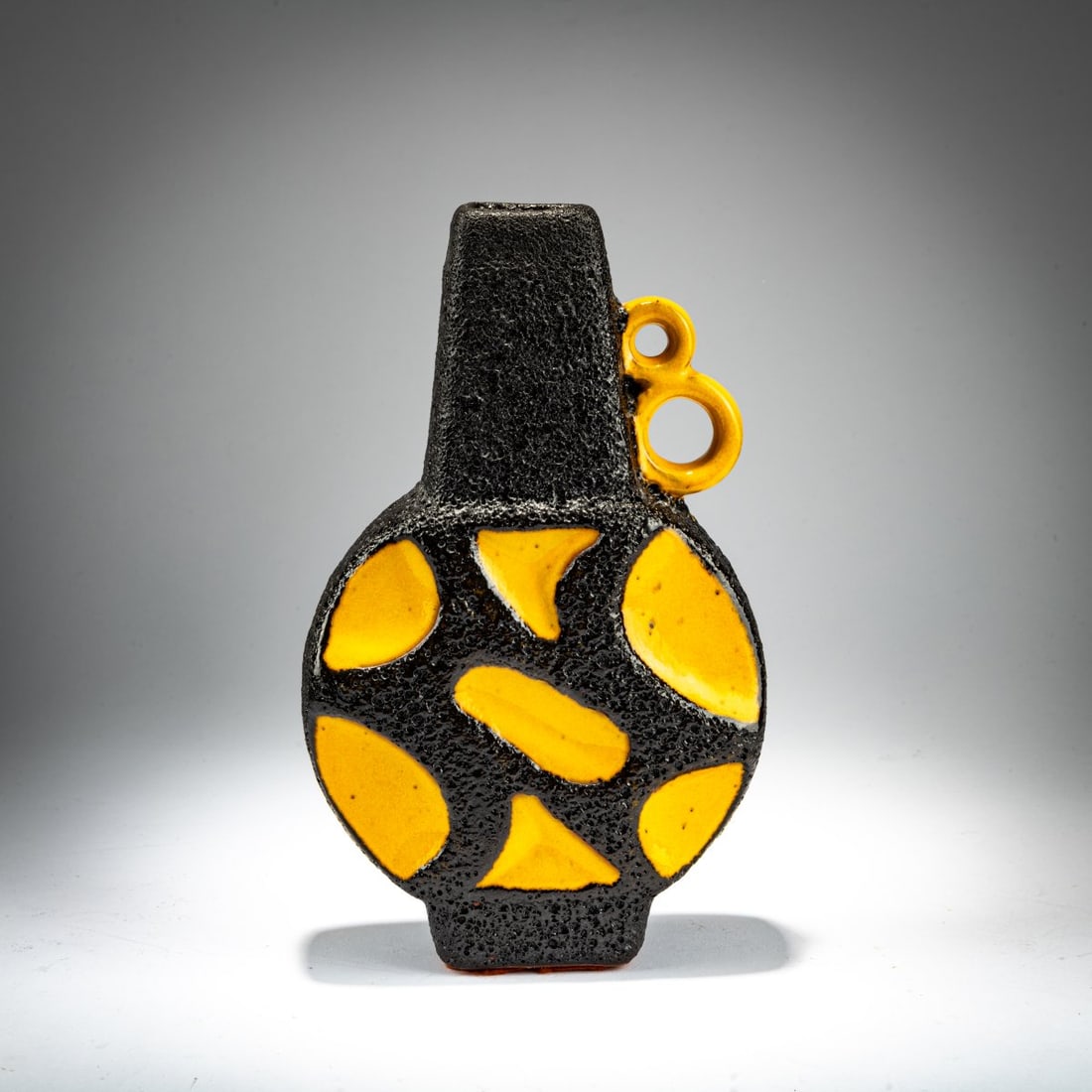 Dorothea Roth, Jug ‘Banjo’, c. 1970 (design): <p>H. 23 cm. <br />Roth Keramik, Ebernhahn. <br />Majolica, fat lava glaze in wrinkled black and yellow. </p>