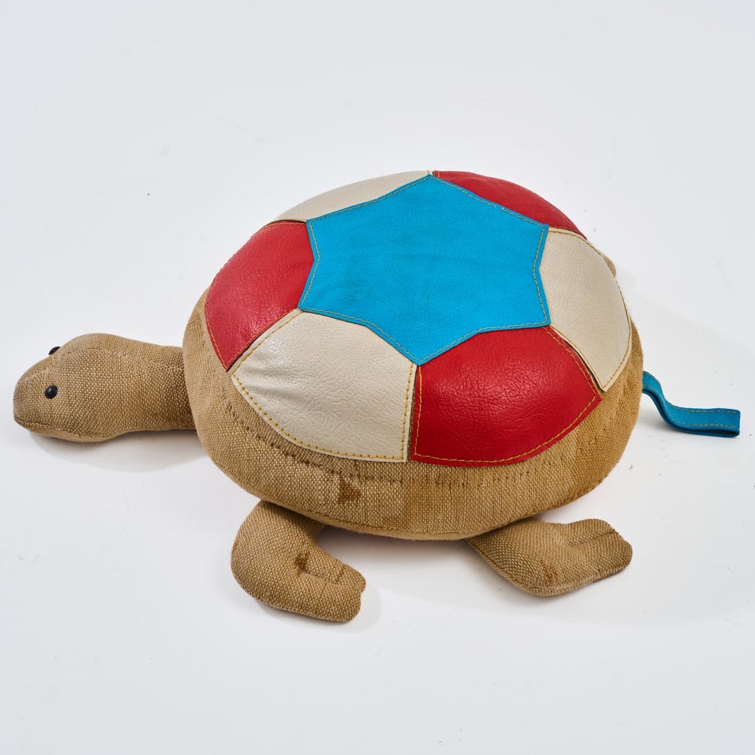 Renate Müller , Large Tortoise, 1971 (Design): <p>H. 19.5 x 53.5 x 68.5 cm. <br />H. Josef Leven KG, Sonneberg. <br />Burlap, blue, red and white leather.</p><hr><p>Literature:</p><p>Exh. cat. Renate