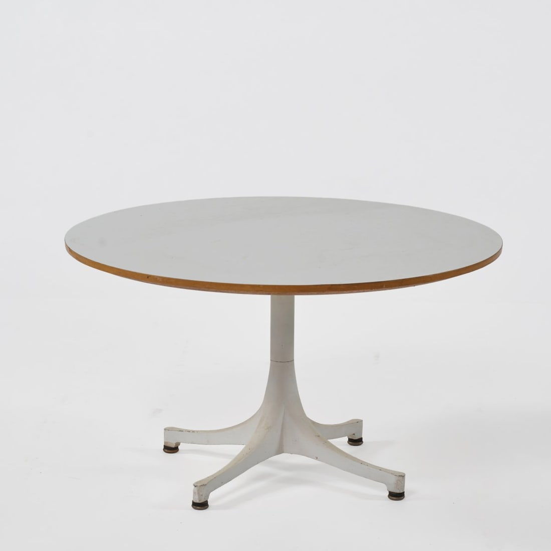 George Nelson, Side table, 1950s (design): <p>H. 42 cm, &Oslash; 71.5 cm. <br />Herman Miller, Zeeland. <br />Die-cast aluminum base, white lacquer, plywood top with white plastic