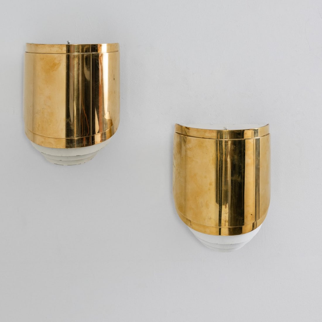 Warren Platner, Two wall lights, 1960s/70s (design): <p>H. 30 x 23 x 17 cm. <br />Louis Baldinger &amp; Sons Inc., USA. <br />Sheet metal, metal tube, white lacquer, brass sheet.</p>