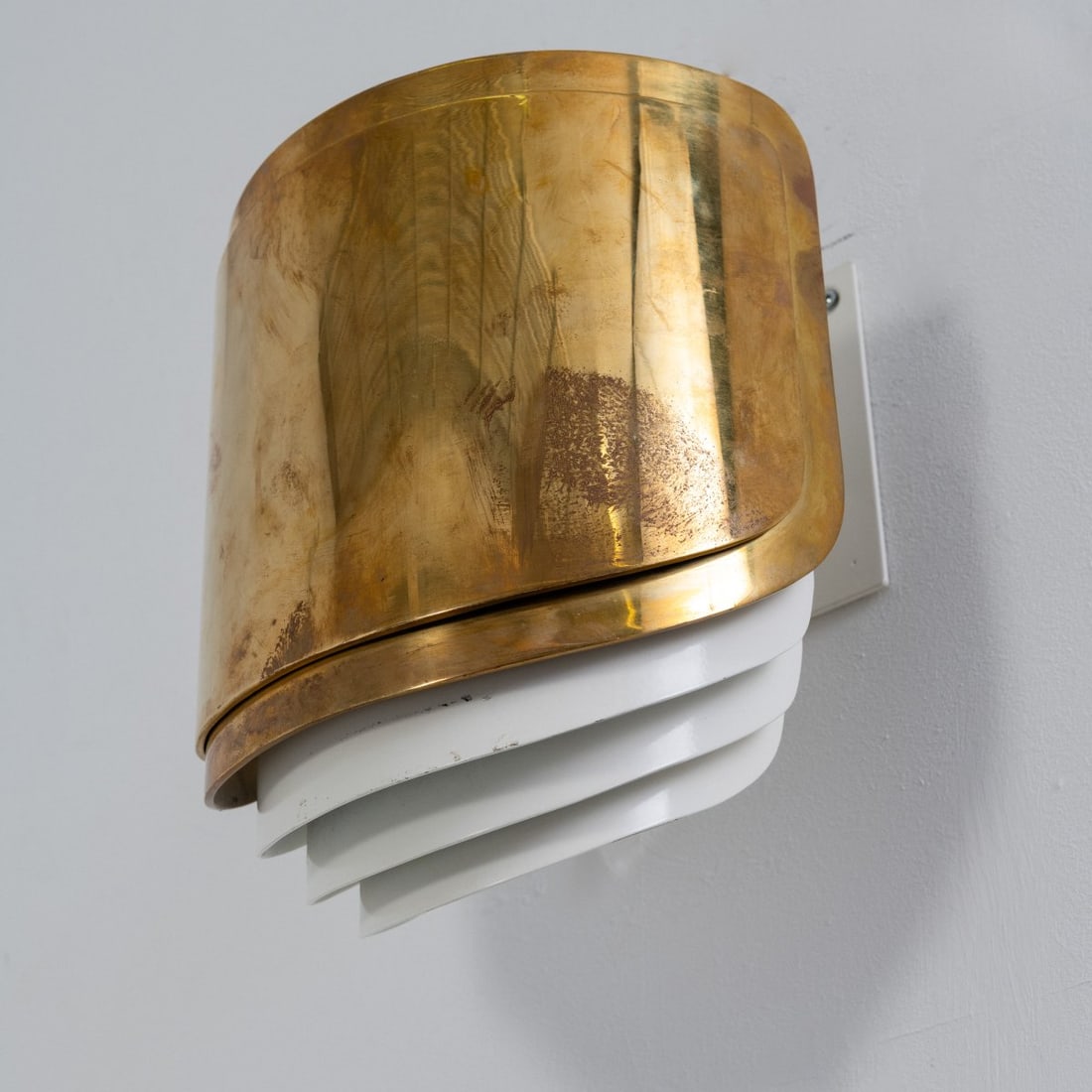 Warren Platner , Wall light, 1960s/70s (design): <p>H. 30 x 25 x 23 cm. <br />Louis Baldinger &amp; Sons Inc., USA. <br />Sheet metal, metal tube, white lacquer, brass sheet.</p>