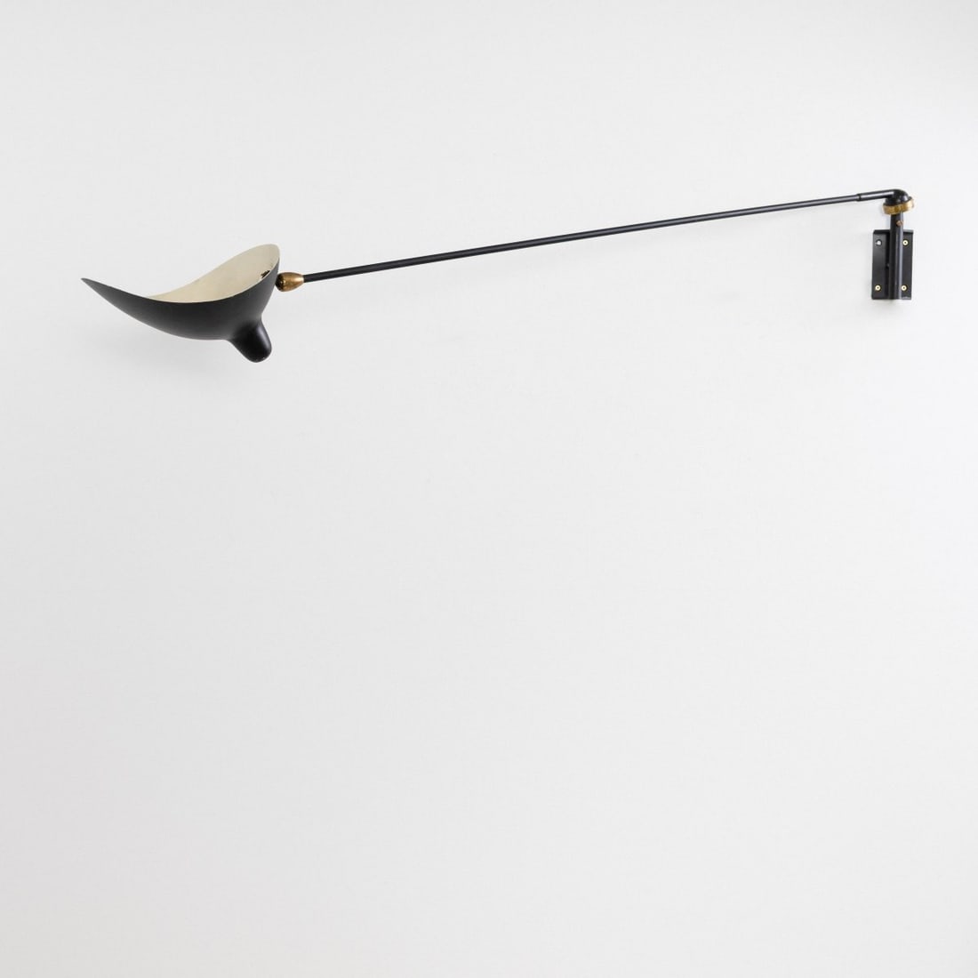 Serge Mouille, Wall light 'Applique murale à un bras pivotant - Casquette', 1953 (design): <p>L. 133 cm, 21 x 24 cm. <br />Steph Simon, Paris. <br />Brass, brass tube, sheet metal, lacquered black, aluminum sheet, black and white